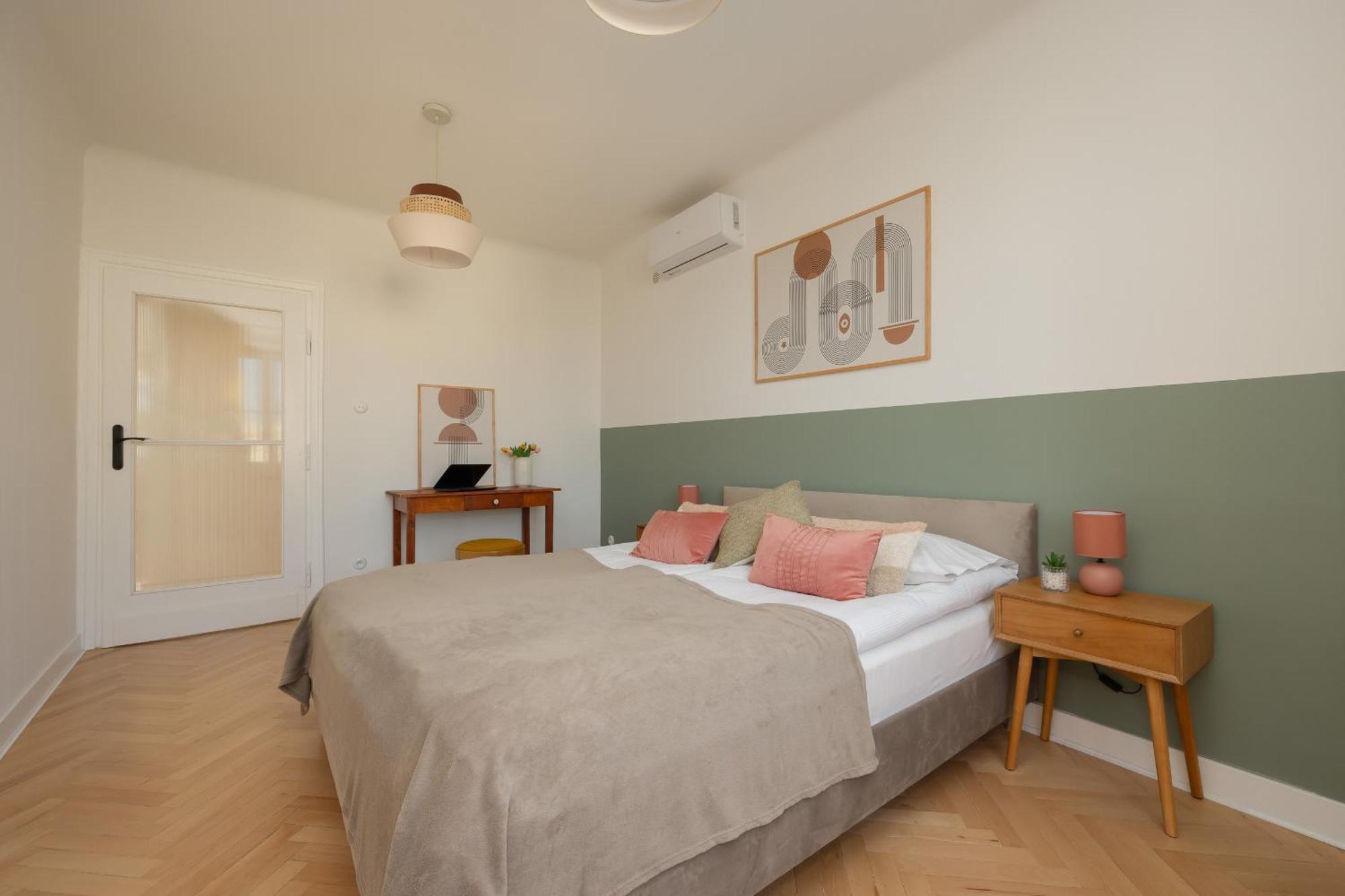 Apartment For 6 People Near Royal Baths Park By Renters Prestige Warschau